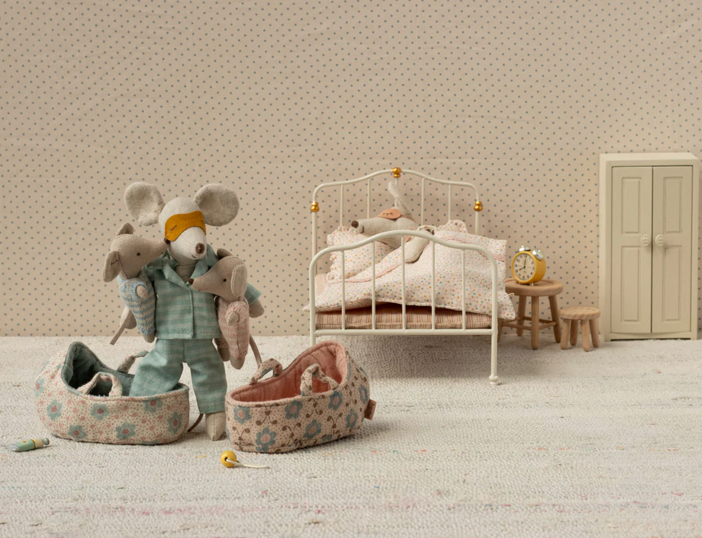 Baby Mouse in Carry Cot - Rose